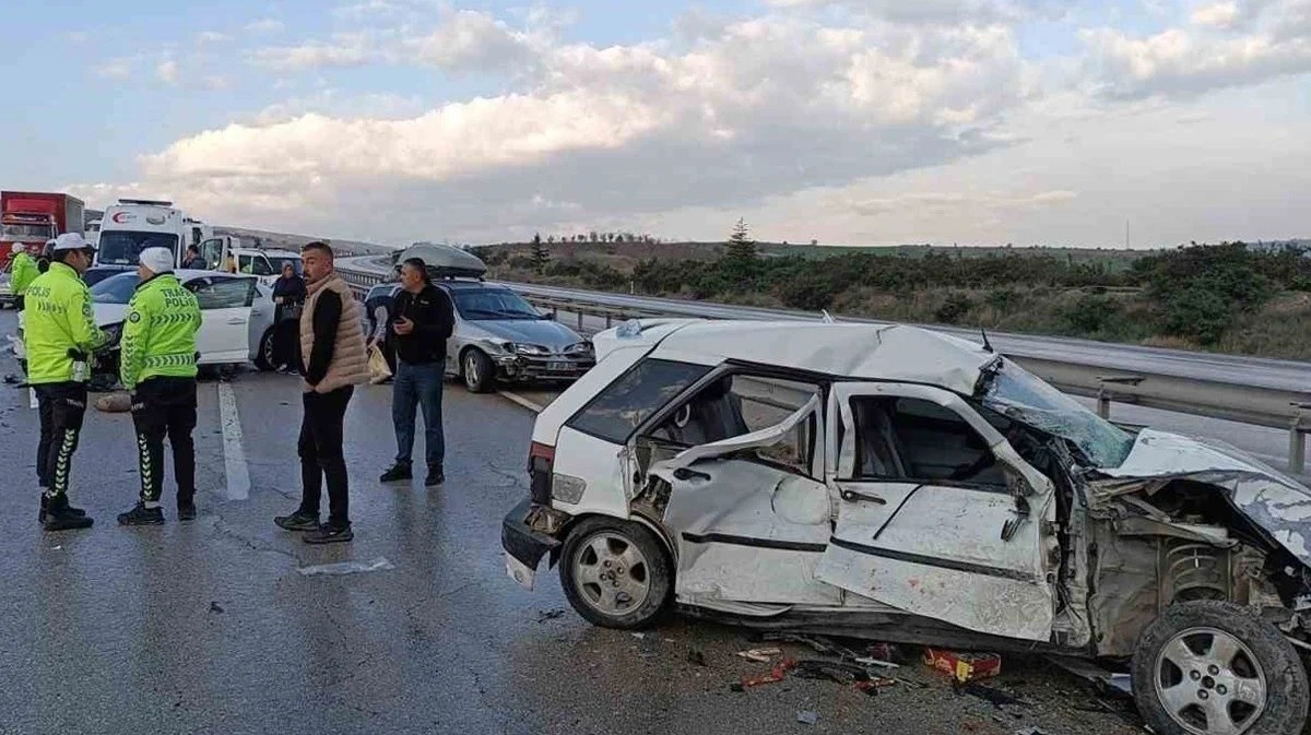 Ankara-Kırıkkale kara yolunda 10 araç birbirine girdi