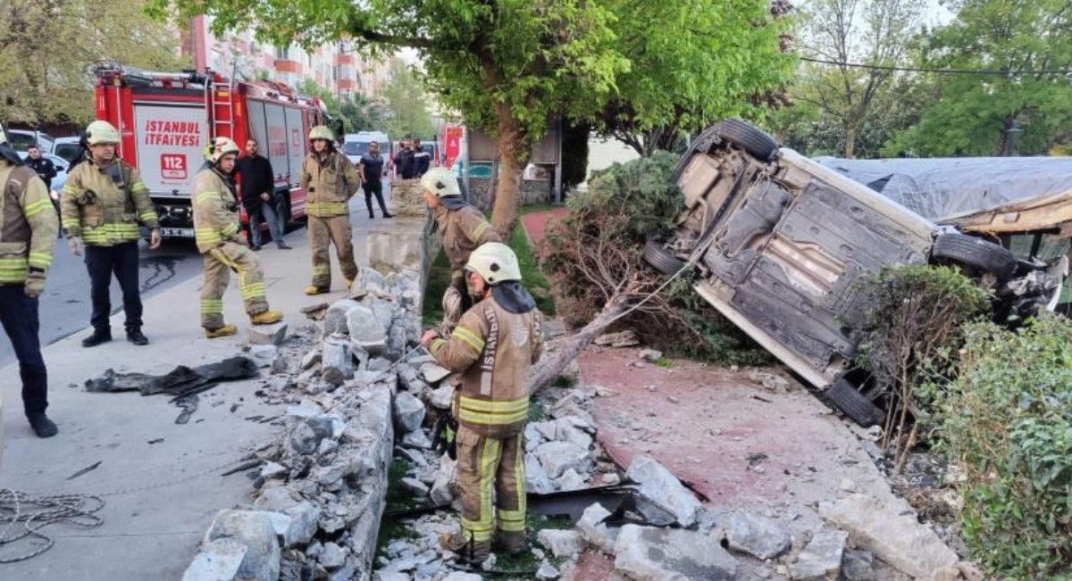 Bahçelievler’de kontrolden çıkan otomobil kafenin bahçesine uçtu 1 ağır yaralı