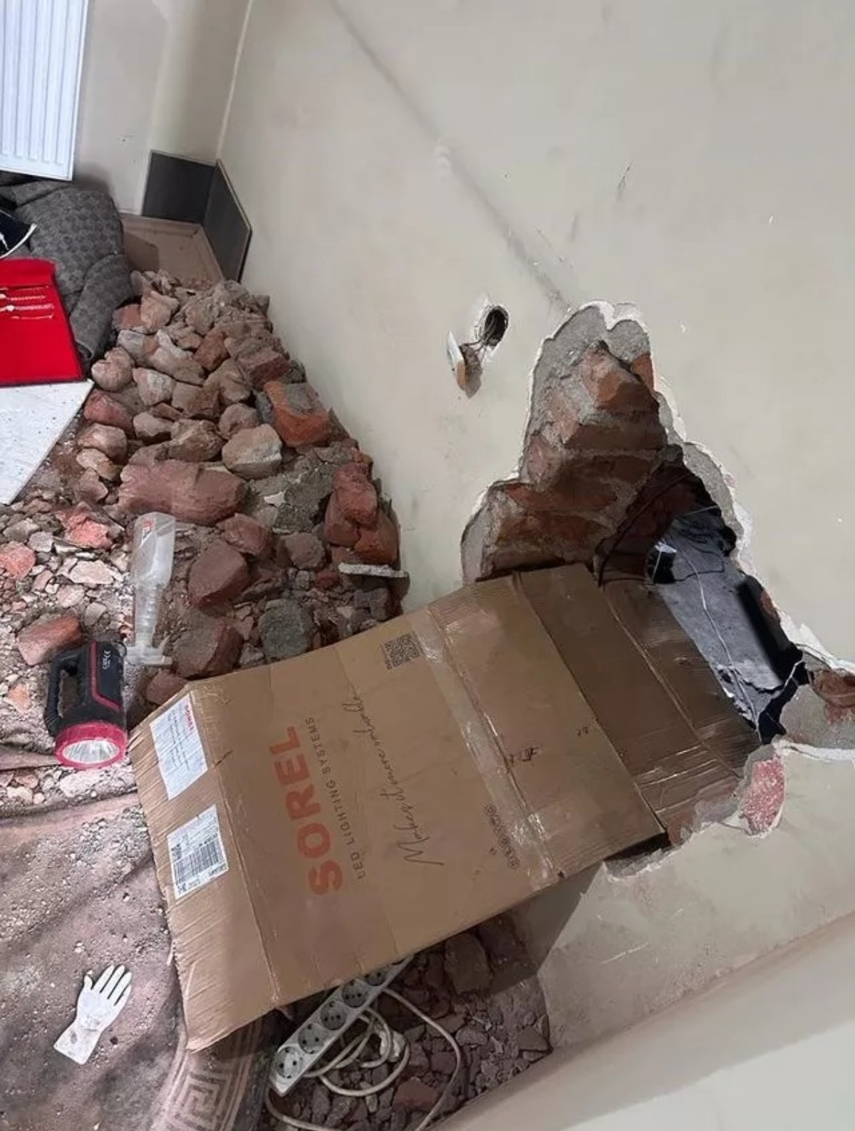 Erzurumlu kuyumcuya hırsız şoku İşyerinin duvarını delerek 25 kilo altını çaldılar