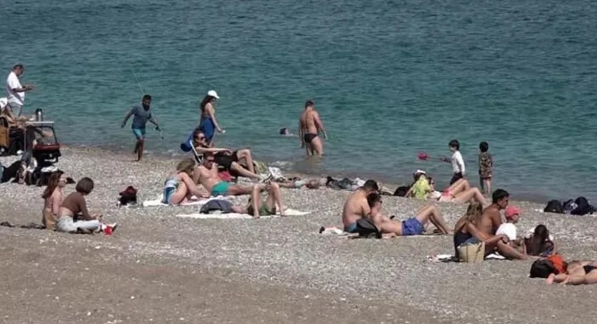 Konyaaltı plajı yerli ve yabancı turistlerle doldu taştı