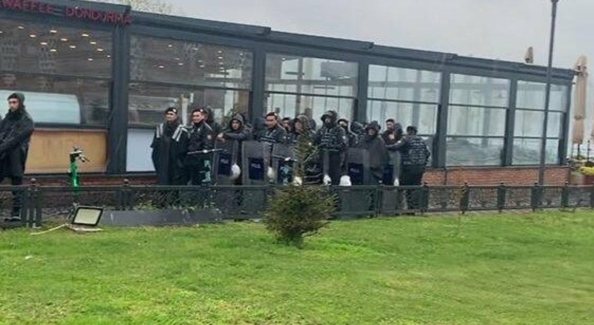 Üsküdar'da kaçak kafe yıkımına karar veren İBB'ye polis engeli!