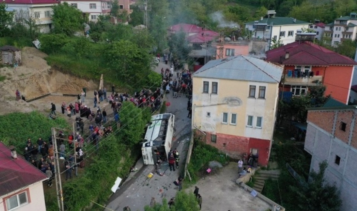 Trabzon'da köy seferi yapan otobüs şarampole devrildi