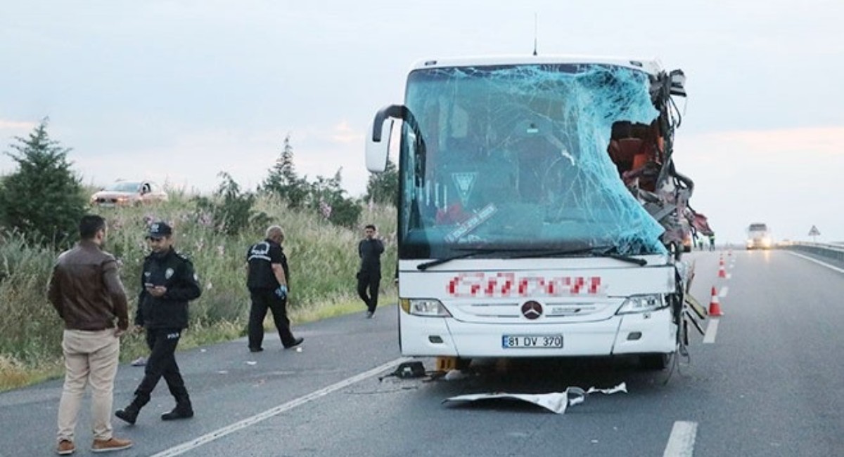 Denizli'de ters şeritte ilerleyen TIR yolcu otobüsüne çarptı