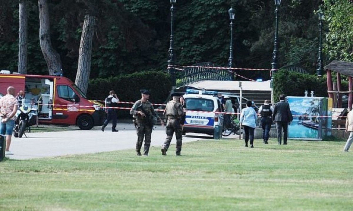 Fransa'ya sığınmacı talebi veren şahıs parkta çocuklara bıçakla saldırdı