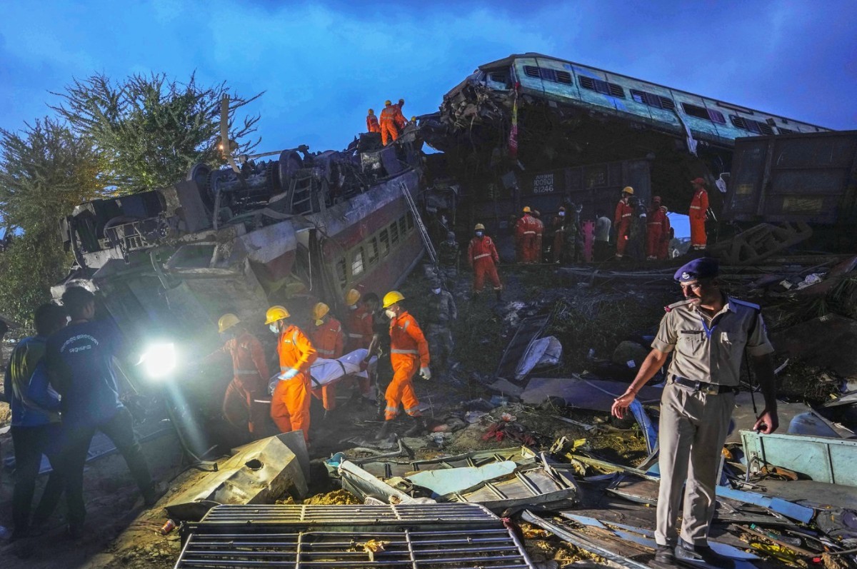 Hindistan'da 20 yılın en büyük demiryolu kazası