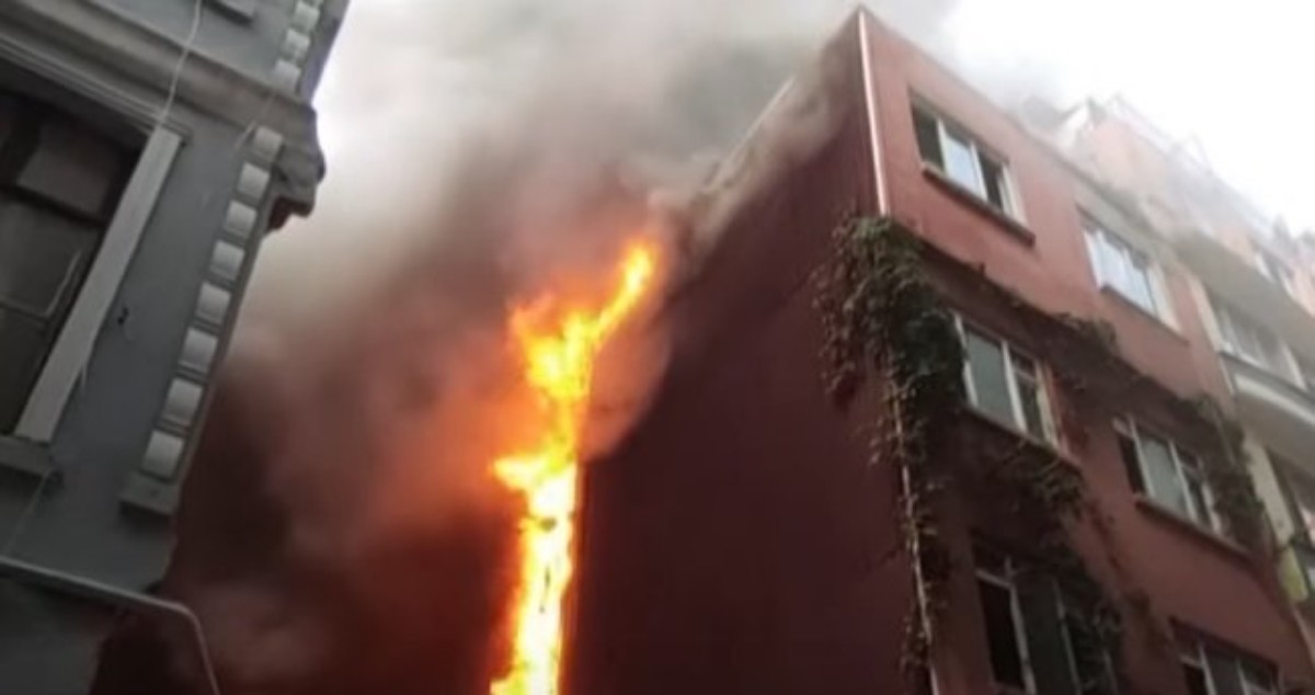 Beyoğlu'ndaki 5 katlı otelde panikleten yangın!